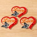 Detail von roten Herzanhängern aus Acryl mit Love-Schriftzug und Schmetterling für Schmuck - Schmetterling Herz