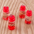 Detalle de dijes de botellas de vidrio con tapones rojos para creación de joyas - Rojo
