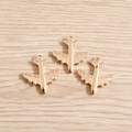 Tres colgantes de avión dorados para joyería artesanal sobre fondo de madera clara - Juego de 20 Piezas / Dorado