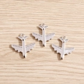 Colgantes de avión plateados para kits de joyería DIY sobre fondo de madera clara - Juego de 20 Piezas / Plata antigua