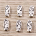 Silberne Jungfrau von Guadalupe Ovalanhänger für DIY-Schmuck auf Holzhintergrund - Antiksilber