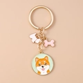 Detailansicht eines Shiba Inu Schlüsselanhängers mit mintgrünem Anhänger und Goldkette - Gelber Shiba Inu