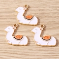 Drei süße Alpaka-Emaille-Anhänger mit Goldbeschichtung auf hellem Holzgrund - 10er Pack / Orangefarbenes Alpaka