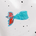 Pinza per capelli a coda di sirena in acetato blu con pinne rosse e dettagli a squame - Blu Lago 9.3cm