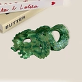 Neuer chinesischer Haarkrebs aus Acetat in Drachenform in Smaragdgrün mit goldenen Schuppen - Grün