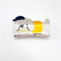 Süße Hunde-Haarklammer aus perlmuttweißem Acryl mit blauem Hut und gelbem Design - Hut Hund