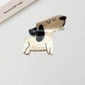Pince à cheveux chien en acétate avec motif marbré crème et détails noirs - Style Chien Blanc aux Yeux Fermés