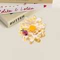 Blumen-Haarklammer aus gelbem Acetat mit Gänseblümchen-Design und kleinem Marienkäfer - Hellgelber Floral Stil (6.1cm)