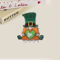 St. Patrick's Day Haarklammer mit grünem Kobold, Kleeblatt-Herz und orangefarbenem Bart - Herzhaltender Gnom (Stil I)