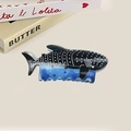 Pinza per capelli a forma di squalo balena con finitura in acetato nero e blu - 11cm / Squalo Macchiato Nero