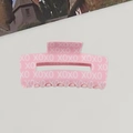 Pince à cheveux rose avec motif de lettres XOXO blanches pour un style élégant - Rose Grand 10cm