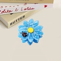 Eleganter eisblauer Blumen Haarklammer aus Acetat mit kleinem Marienkäfer-Akzent - Himmelblau Stil (6.1cm)