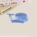 Pince à cheveux baleine bleue en acrylique marbré avec contours blancs et strass - Baleine Bleue Dodu