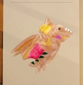 Roze marmeren acetaat dinosaurus haarklem met kleurrijke vleugeldetails - Geel 8.5cm