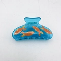 Pince à cheveux en acrylique bleu translucide avec motif de poissons orange et détails - Motif Poisson Rouge / Bleu 2