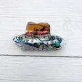 Haarklammer in Cowboyhut-Form mit buntem Wüsten-Sonnenuntergang, Kaktus und Bergmotiv - Stil A (8cm)