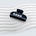 Elegante pinza per capelli in acrilico nero con quattro perle e finitura lucida - Medio / Nero