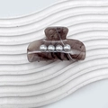 Elegante molletta per capelli in acrilico marmorizzato con quattro perle bianche decorative - Pinza per capelli con decorazione in perle artificiali / 6cm / Marrone