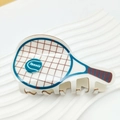Haarklammer im Tennisschläger-Design aus beigem Acryl mit rot-blauen Sportgrafiken - Gebrochenes Weiß