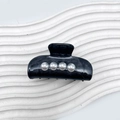 Elegante pinza per capelli nera marmorizzata con quattro perle su espositore a onde - Pinza per capelli con decorazione in perle artificiali / 6cm / Nero Sfumato