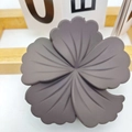 Matte donkerbruine bloem haarklem met 3D bloemblad textuur voor een stijlvolle look - Bruin