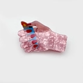 Kreative rosa Acryl-Haarklammer in einzigartiger Feuerzeugform mit blauen Akzenten - Hand Mit Feuerzeug Stil / 9.3cm