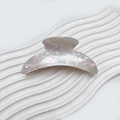 Pinza para el cabello de media luna con textura de nácar y base de metal dorado - Blanco Sirena