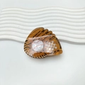 Haarklammer aus Acryl mit Baseballhandschuh-Design und Karomuster auf weißem Hintergrund - Karamell 7.5cm
