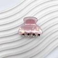 Mini pince à cheveux en acrylique rose avec texture nacrée et dents en métal - Rose Glacé 3.9cm