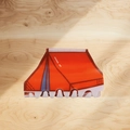 Kreative rote Campingzelt Haarklammer mit blauem Türdesign auf einem Holzhintergrund - Flammenrotes Zelt