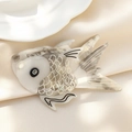 Eleganter Fisch-Haarclip aus weißem Acetat mit Perlmuttglanz auf Champagner-Seide - 10.5cm / Grau