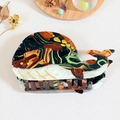 Haarklammer in Walform mit mehrfarbiger Marmorierung und Goldfolien-Akzenten - Grüner Delfin (8.6cm)