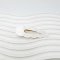 Elegante fermaglio per capelli in acrilico marmo bianco con bordi ondulati e oro - 6.8cm / Onda Traforata Bianco