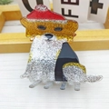 Funkelnde Glitzer-Acryl-Hundehaarklammer mit rotem Weihnachtsmannhut für Weihnachten - Schwarz-weißer Hund (ca. 7,1 cm)