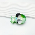Lindo clip de pelo verde con forma de animal en acetato y textura nacarada - Pez Extraterrestre Verde