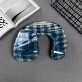 Cuscino a forma di U a scacchi blu e bianchi con un guscio esterno lucido trasparente - Forma a U