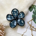 Pinza per capelli a forma di fiore a scacchi blu navy con finitura in resina - Stile Fiore