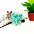 Barrette sapin de Noël en peluche bleu clair avec perles dorées et nœud rouge - Bleu