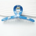 Molla per capelli in acrilico texture denim blu con cuori bianchi e scritta Lucky - Stile Cuore ad Arco (DZ0526) / 13cm