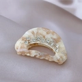 Elegante pinza para el pelo en mármol beige con pedrería sobre fondo de seda - Semicírculo / 9.7cm / Beige Concha