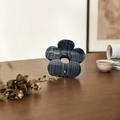 Pinza per capelli a fiore marmorizzato blu scuro e grigio su superficie di legno - Grigio Scuro 4cm