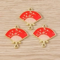 Détail de trois breloques éventail en émail rouge et rose avec boucles dorées pour bijoux DIY - Lot de 10 / Éventail Fleur de Prunier Rouge