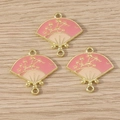 Détails de breloques en forme d'éventail rose en alliage avec émail floral et bord doré - Lot de 10 / Éventail Fleur de Prunier Rose