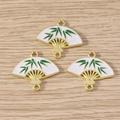 Détail des pendentifs d'éventail avec motif bambou en métal doré et émail blanc pur - Lot de 10 / Éventail en Bambou Blanc