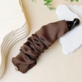 Eleganter brauner Bananen-Haarclip aus plissiertem Stoff mit seidiger Vintage-Textur - Kaffeebrauner Stoff