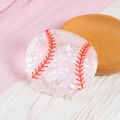 Perlmutt-Haarklammer im Baseball-Design mit roten Nähten auf Holztablett - Weißer Baseball