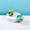 Mini pinces à cheveux de Noël vertes avec détails rouges et nœud jaune 3D - Style Disque de Fleur