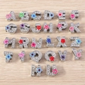 Dijes de alfabeto con diamantes de imitación y flores de esmalte para joyería DIY - Letras Mixtas / Paquete de 10 / Plateado