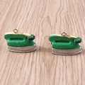 Gros plan de mini pendentifs fer à repasser vintage pour création de bijoux DIY - 5 Pièces / Fer à repasser électrique