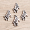 Dettaglio di ciondoli mano di Fatima argento con occhio e simboli mistici incisi - Forma della Mano (Argento Antico)